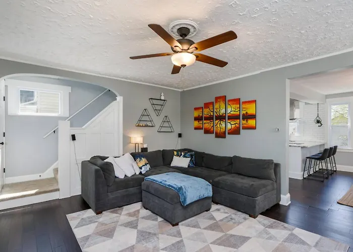 Modern 3br W Yard Garage Holiday home Columbus