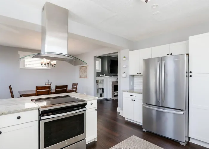 Modern 3br W Yard Garage