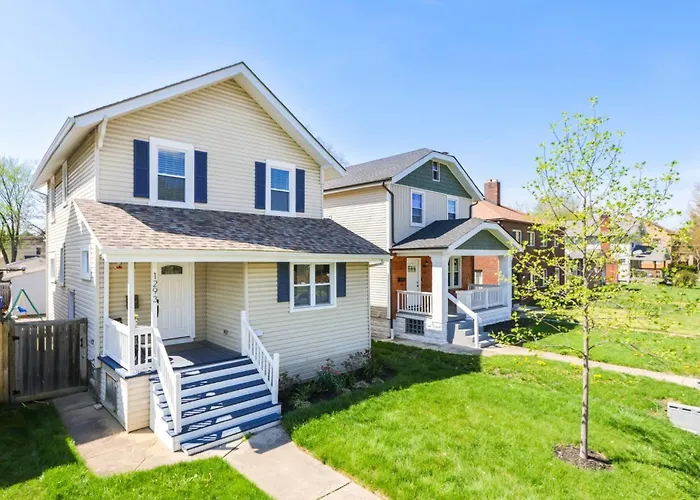 Modern 3br W Yard Garage Holiday home