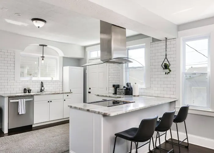Modern 3br W Yard Garage Holiday home Columbus