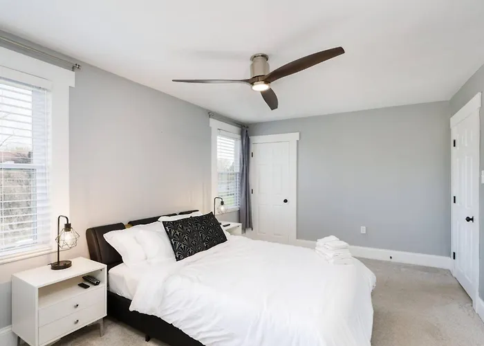 Holiday home Modern 3br W Yard Garage *